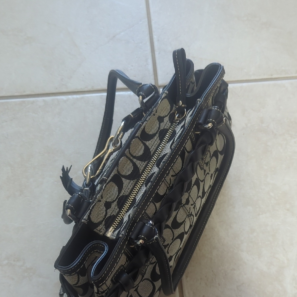 Coach Black and Gray Signature Hamptons Tote Signature C Bag - Picture 9 of 12